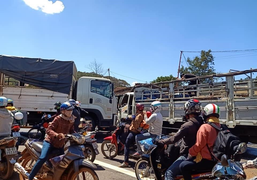 Tai nạn liên tiếp khiến 5 xe dính nhau, QL14 tắc nghẽn nhiều giờ